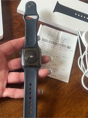 Apple Watch SE in Navy Blue with Sport Band